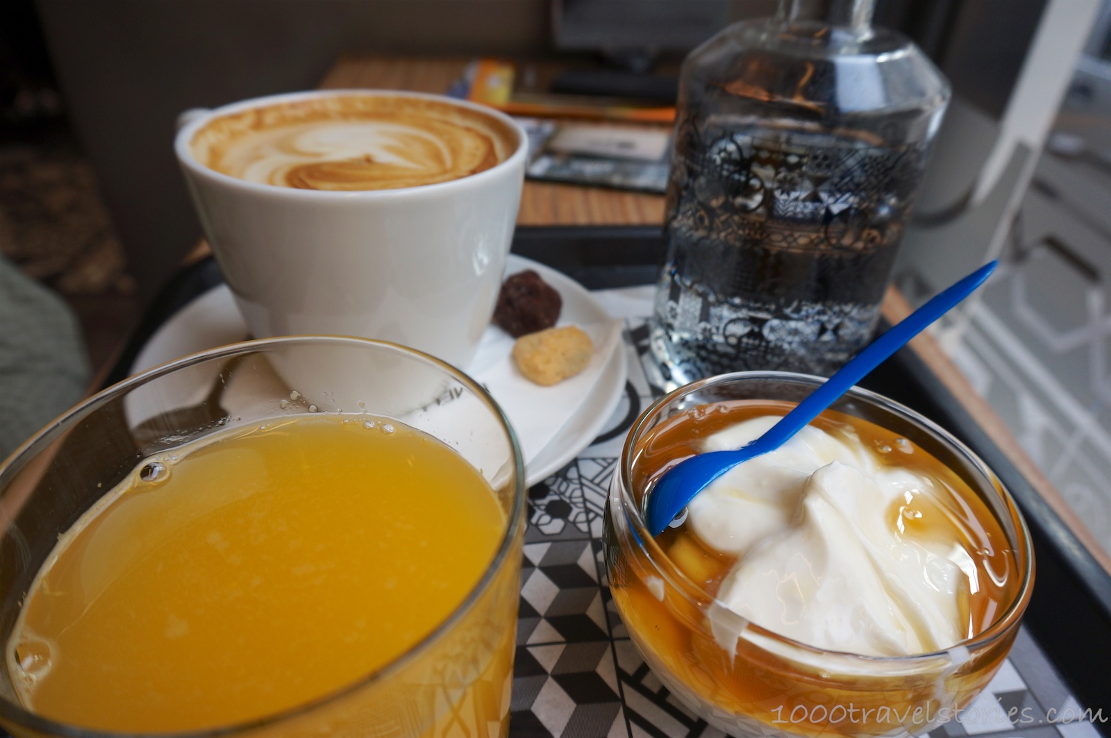 Frühstück mit Cappuccino, frischem Orangensaft und griechischem Joghurt mit Honig im Meliartos